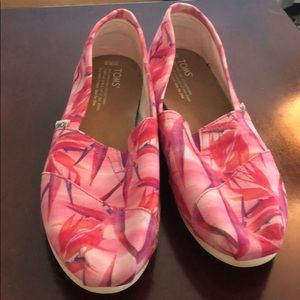 Preowned pink birds of paradise Toms Sz 8.5